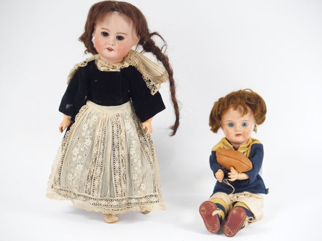 Lot de deux poupées anciennes dont SFBJ 60 2/0 en costume de bretonne 