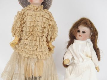 Lot de deux grandes mignonettes à corps droit dont une Simon et Halbig