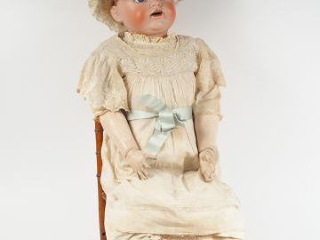 Grande poupée JDK 260, yeux fixes bleu, curieuse bouche ouverte avec 4