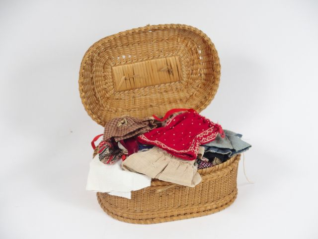 Lot de vêtements pour mignonettes anciens, dans un panier, certains ré