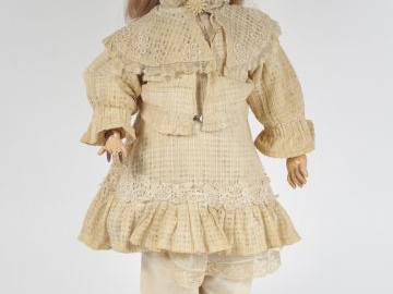 Poupée allemande pour le marché français, tête en porcelaine marquée F