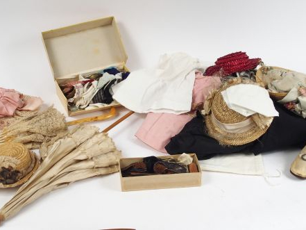 Fort lot de vêtements et accessoires de poupées : chapeaux de paille, 