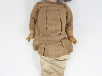 Vente aux enchères Poupée tête porcelaine en état d'usage, manque les yeux, corps articul