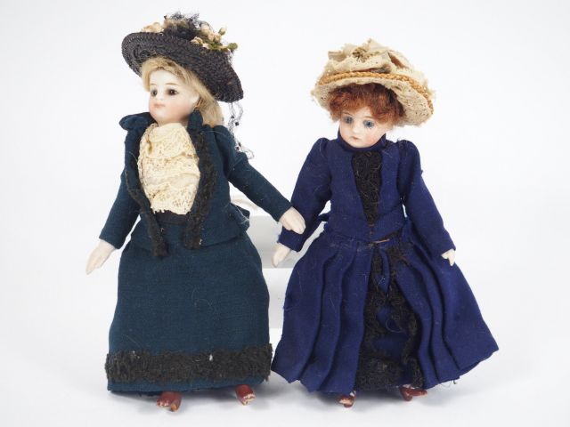 Lot de 2 mignonettes toute porcelaine costume femme dont une mignonett