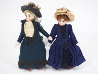 Vente aux enchères Lot de 2 mignonettes toute porcelaine costume femme dont une mignonett
