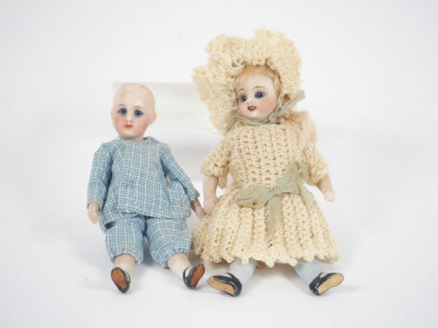 Lot de 2 mignonettes allemandes en vêtements d'origine, petite fille à