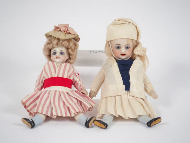 Lot de deux mignonettes allemandes, l'une aux bas bleu, l'autre chauss