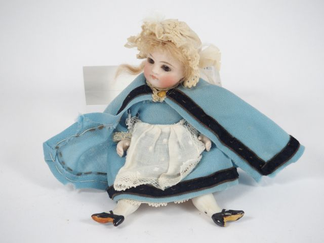 La neurse mignonette Kesner yeux fixes brun bouche fermée perruque moh