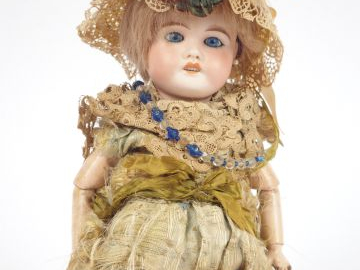 Poupée Mon Chéri Limoges montée sur un corps articulé, yeux fixes bleu