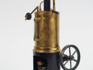 Vente aux enchères Machine à vapeur verticale début Xxème. avec brûeur, niveau. H. 32 cm 