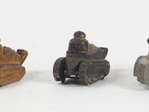 Vente aux enchères Lot de 5 blindés en métal moulé d'un seul bloc échelle approximative 1