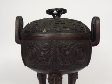 Grand brûle-parfum couvert tripode Ding, à décor de masques de Taotie,