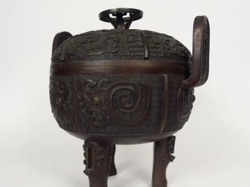 Grand brûle-parfum couvert tripode Ding, à décor de masques de Taotie,