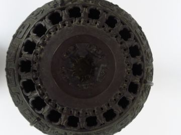 Grand brûle-parfum couvert tripode Ding, à décor de masques de Taotie,