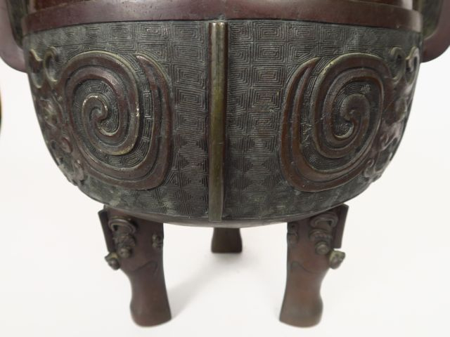 Grand brûle-parfum couvert tripode Ding, à décor de masques de Taotie,