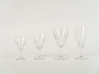 Vente aux enchères BACCARAT. Partie de services de verres en cristal comprenant : Neuf fl