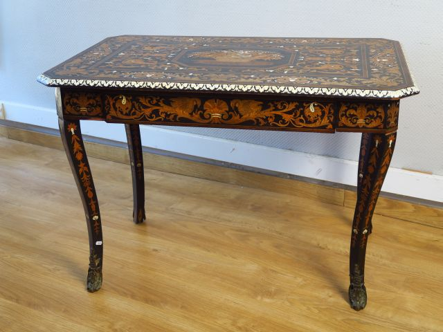 Table Napoléon III de style italien en marqueterie à décor de guriland