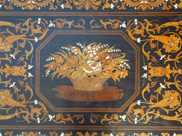 Table Napoléon III de style italien en marqueterie à décor de guriland