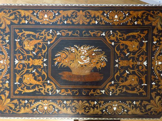 Table Napoléon III de style italien en marqueterie à décor de guriland