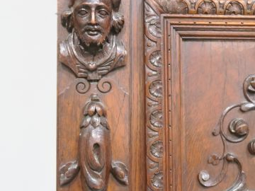 Buffet deux corps de style Renaissance en chêne mouluré et sculpté à d