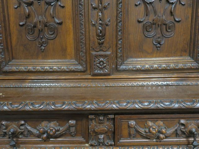 Buffet deux corps de style Renaissance en chêne mouluré et sculpté à d