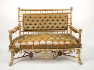 Vente aux enchères Canapé Napoléon III en bois doré, piétement bambou on y joint une pair