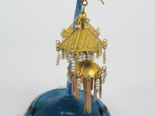 Paire de perce oreilles Napoléon III en pomponne en forme de pagode, d