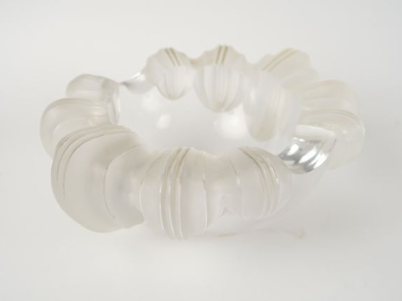 LALIQUE. Coupe en cristal, signée.