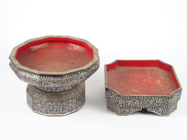 Coupe à offrandes sur piédouche et deux présentoirs de forme hexagonal