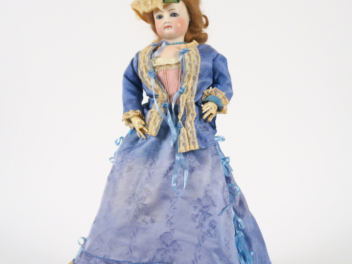 Poupée parisienne Jumeau, tête porcelaine avec un blanc sur la joue, b