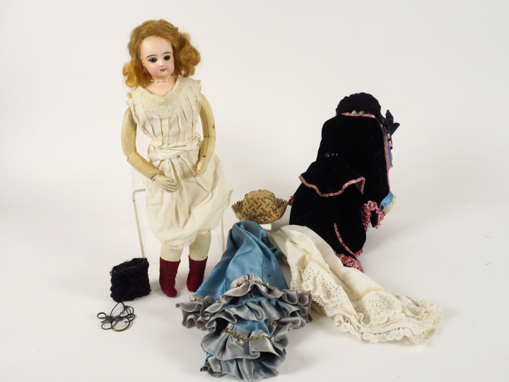 Poupée parisienne Jumeau, tête porcelaine coulée avec colerette en por