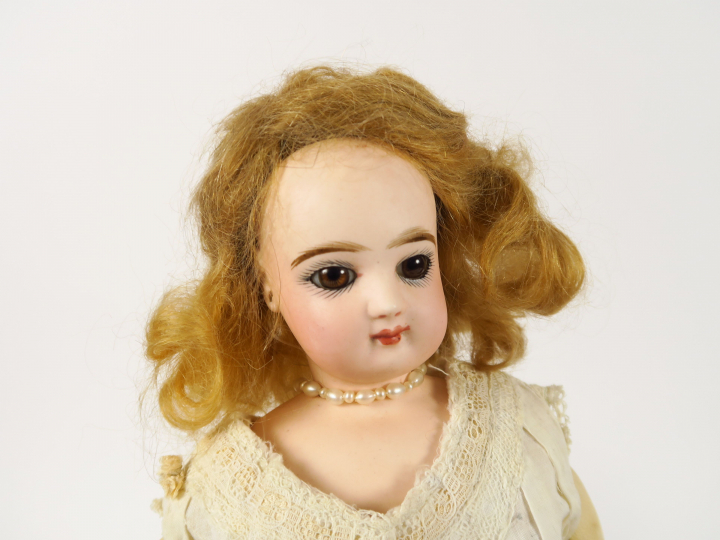 Poupée parisienne Jumeau, tête porcelaine coulée avec colerette en por