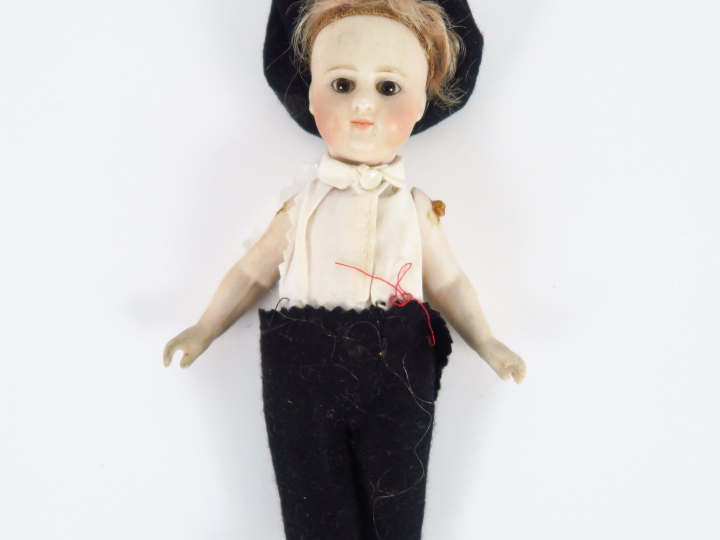 Très belle mignonette Simon et Halbig toute en porcelaine, bouche ferm