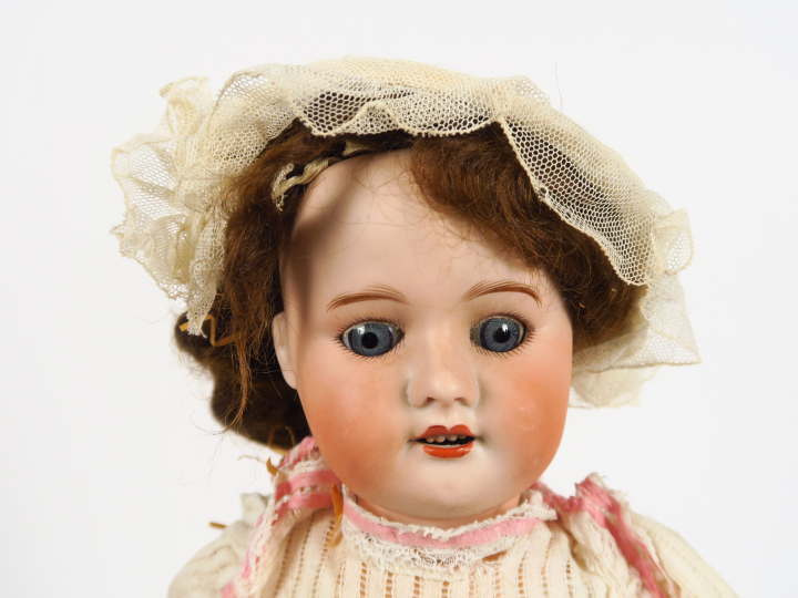 Dans une boite de bébé Bru marcheur, une poupée SFBJ 60. L. 48 cm, vêt