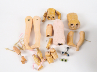 Vente aux enchères Lot de pièces détachées pour poupées anciennes dont corps, parties de 