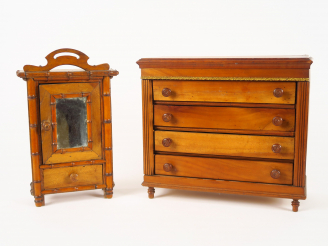 Vente aux enchères Lot de mobilier de poupée dont petite armoire en bambou, une porte à g