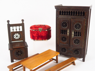 Vente aux enchères Lot de mobilier de poupée dont chaise bretonne (manque un petit bout d