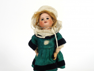 Vente aux enchères Poupée type bleuette marquée sur la tête porcelaine SFBJ 60 8/0 Paris,