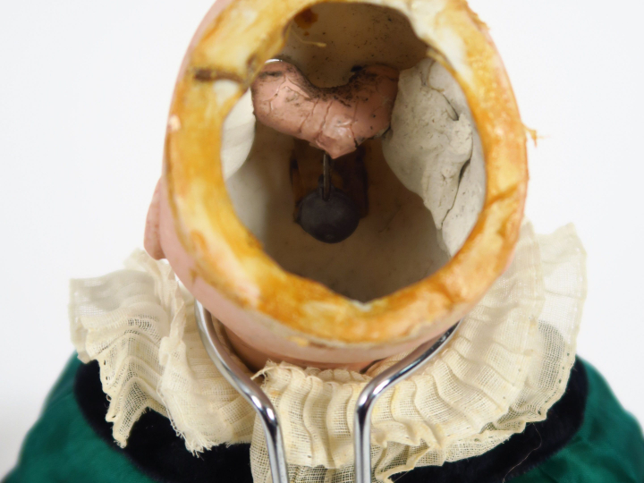 Poupée type bleuette marquée sur la tête porcelaine SFBJ 60 8/0 Paris,