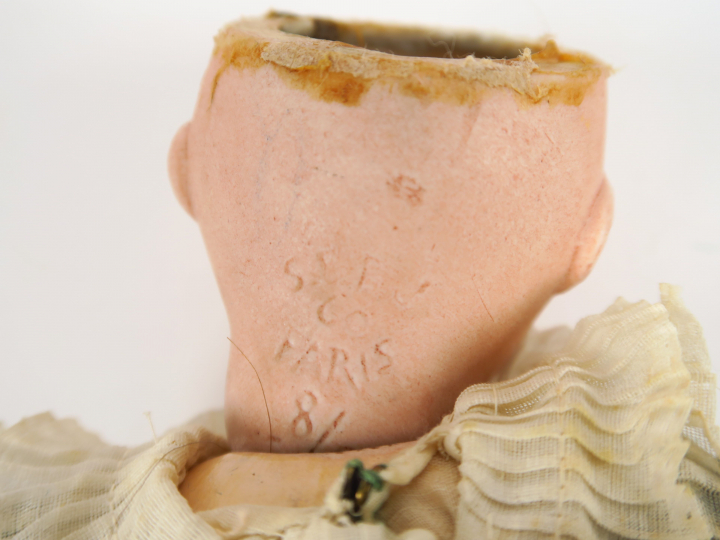 Poupée type bleuette marquée sur la tête porcelaine SFBJ 60 8/0 Paris,