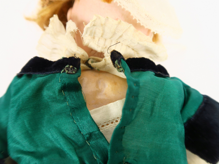 Poupée type bleuette marquée sur la tête porcelaine SFBJ 60 8/0 Paris,