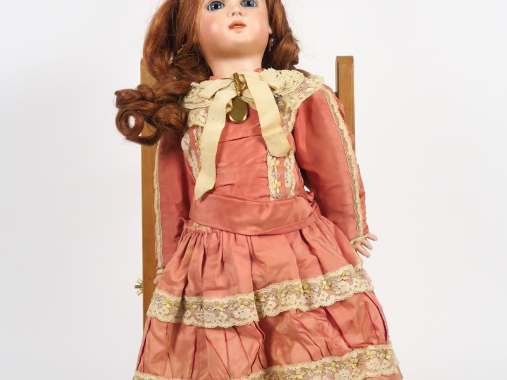 Poupée Jumeau, bouche fermée taille 11 marquée au tampon rouge déposée