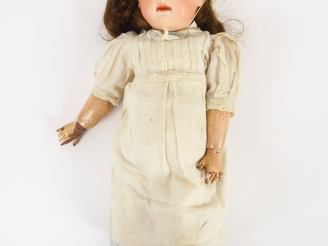 Vente aux enchères Poupée ancienne Jumeau, déclassée (défaut au front), bouche fermée, ye