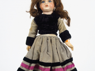 Vente aux enchères Poupée allemande sur corps droit (5 pièces), vêtements anciens et perr