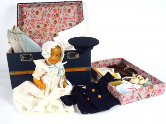 Vente aux enchères Dans son coffret : une poupée et différents accessoires : tenues de ma