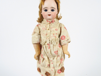 Vente aux enchères Poupée F. Gaultier, bouche ouverte, yeux fixes foncés, marquée FG en c