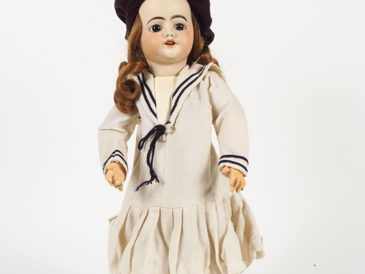 Poupée SFBJ déposée en creux, taille 7, yeux fixes brun, corps en comp