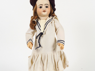 Vente aux enchères Poupée SFBJ déposée en creux, taille 7, yeux fixes brun, corps en comp