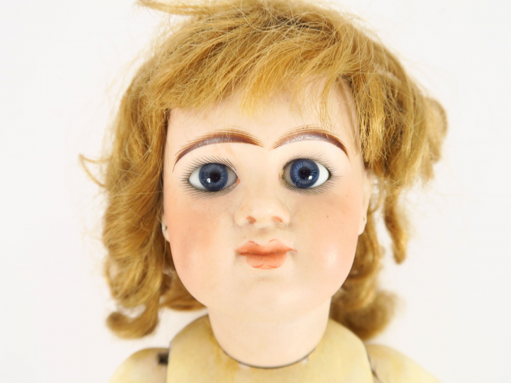 Poupée ancienne tête porcelaine française de marque Denamur, bouche fe