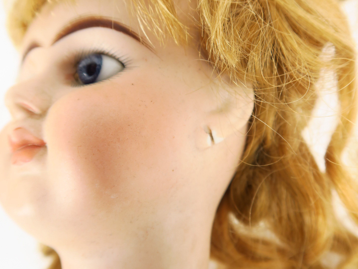 Poupée ancienne tête porcelaine française de marque Denamur, bouche fe